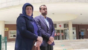 Bayramda da adliye önünde