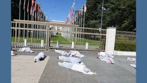 BM önünde kanlı tulumla protesto