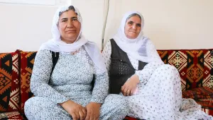 Kürtçe için direnen iki kadın