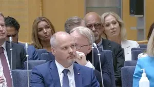 Kakabaveh hükümeti kurtardı