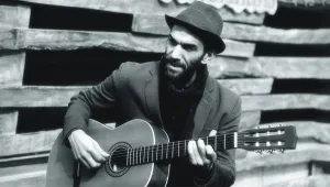 Gitarımı aldım, şiirimi okudum