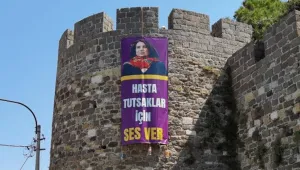 Aysel Tuğluk’un posteri Kadifekale surlarına asıldı