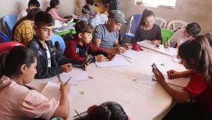 Saldırı altında hayallerini resmediyorlar
