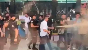 Polis, öğretmenlere saldırdı