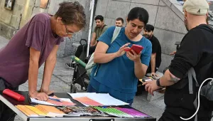 Sandra ve Camille PKK için imza topluyor