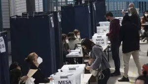 Şililer yeni anayasayı reddetti