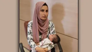 İki aylık bebeğe çıplak arama!