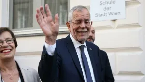 Van der Bellen koltuğunu korudu