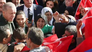 Kürtlerin kapısında el öpme kuyruğu…
