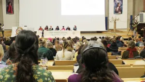 Bir kadın konferansı ekseninde