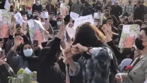 Nasrin’in mezarı başında saçlarını kestiler
