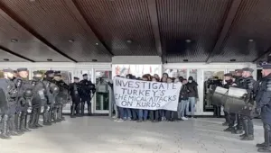 Gençlerden AK önünde eylem