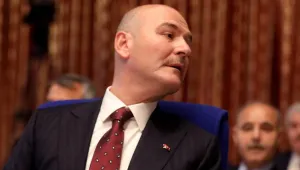 Suratına tükürdüler, sırıttı