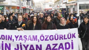 Zafer direnen kadınların