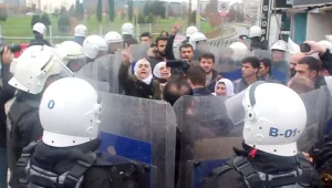 Tutsak yakınları yasağı tanımadı!