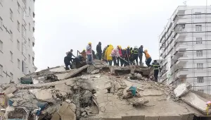 Amed yaralarını kendi sarıyor