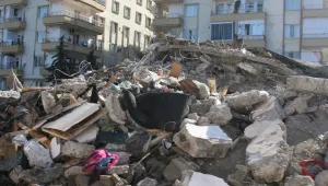 Kurtarmayı bıraktı, enkazları kaldırıyor