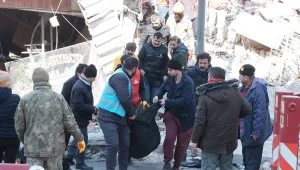 Her yer enkaz her yerde ölüm kokusu
