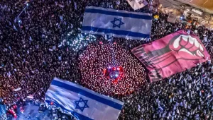 Yüzbinler Netanyahu hükümetine karşı sokaklarda