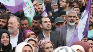Halk partisini kucaklıyor