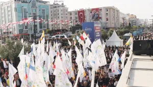 Esenyurt’ta miting gibi açılış
