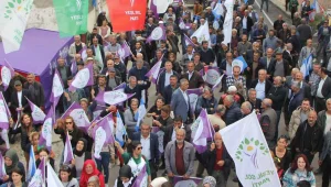 Yeşil Sol Parti depremzedelerle