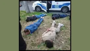 Irkçı marşla işkence gösterisi