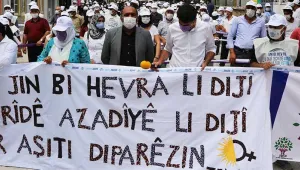 Barış zincirine polis bariyeri