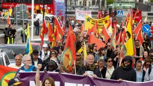 İsveçliler PKK bayrakları ile yürüdü