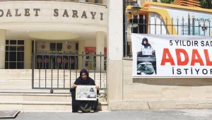 Bayramda da adliye önünde