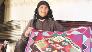 Kültürünü halılara nakşediyor