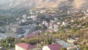 Binlerce insan köylerinde hapis
