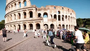 Colosseum duvarını çizen bir Alman yakalandı
