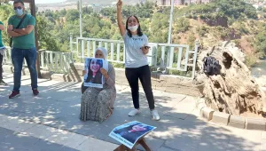 Oturma eylemi başlatan aileye gözaltı