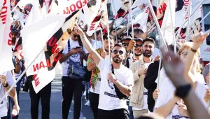 40 enternasyonalist yürüyor