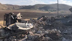 6 helikopter ve 50 araçla bir eve bombardıman
