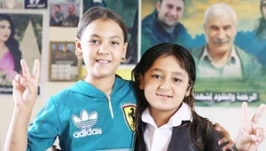 Siyah gözlerini gerillanın kucağında açtı