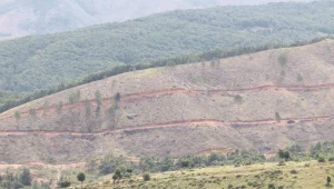 İki fotoğraf kıyımı özetliyor