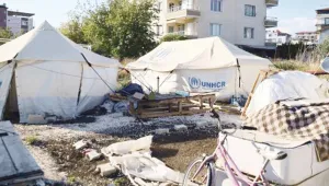 Yıkılan evlerinin avlusuna sığınmak istiyorlar