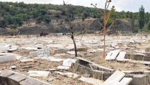 Türk ordusu, mezarlığı tahrip etti