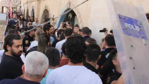 Polis kolyesini çaldı