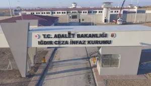 Müdür tutsakları tehdit etti