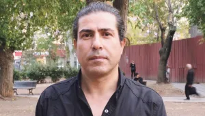 Polis gazetecinin yolunu kesti