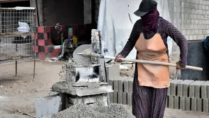 Briket de yaparım kalıpları da kırarım