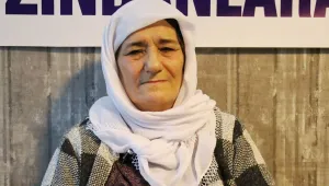 Kızıyla birlikte direniyor