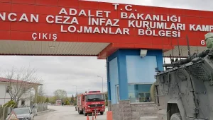 Tutsaklara gardiyanların işkence görüntüleri izletildi!