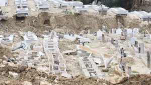 Mezar taşları bir yıldır isimsiz