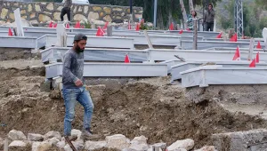 Çöken mezarlıkta ayrımcılık: Suriyeliler ayrı parsellerde!