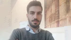 Kendini Esat Oktay sanıyor