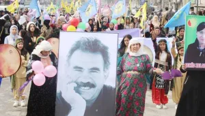 DAİŞ’in kara çarşafı yok, çiçekli fistanlar var
